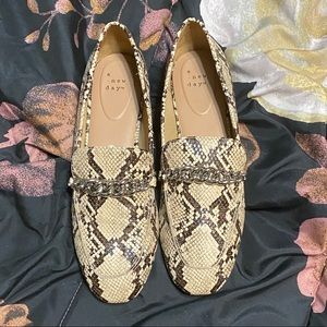 Women snake prints shoes sz. 9